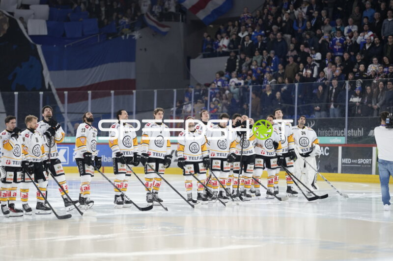 Spieler in weißen Trikots auf dem Eis