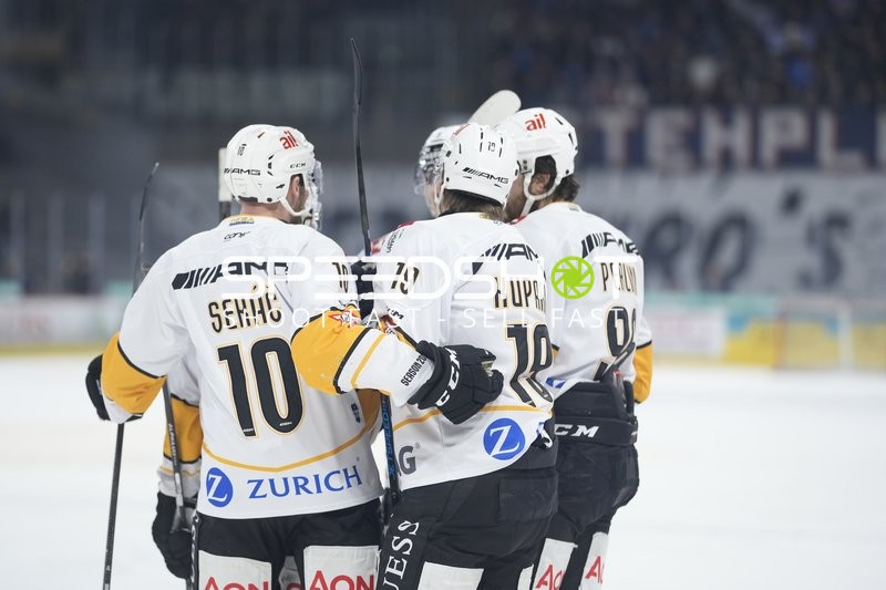 Brandon Gignac (10; EHC Kloten) und Steve Kellenberger (19; EHC Kloten) feiern