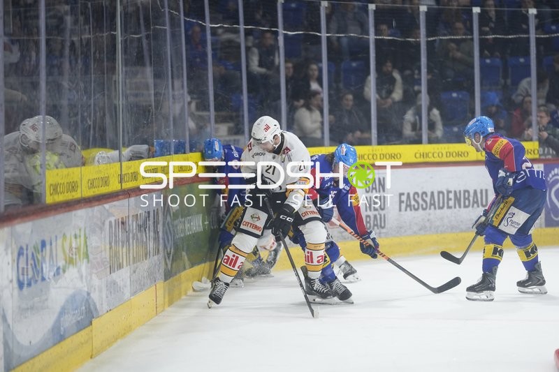 Puckkampf an der Bande