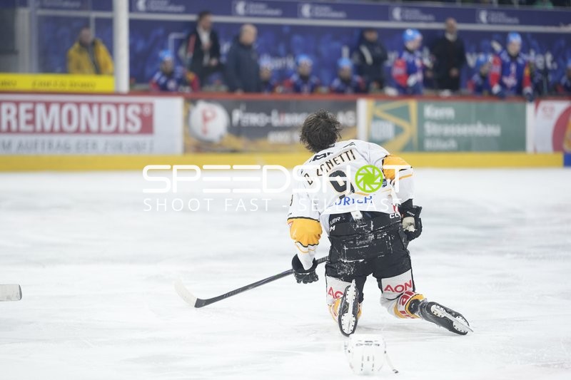 Noah Delémont (9; EHC Kloten) kniet auf dem Eis