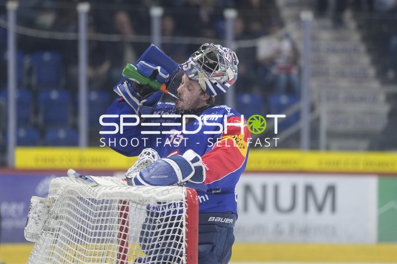 Ludovic Waeber (35; EHC Kloten) trinkt Wasser