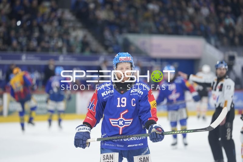 Steve Kellenberger (19; EHC Kloten) auf dem Eis