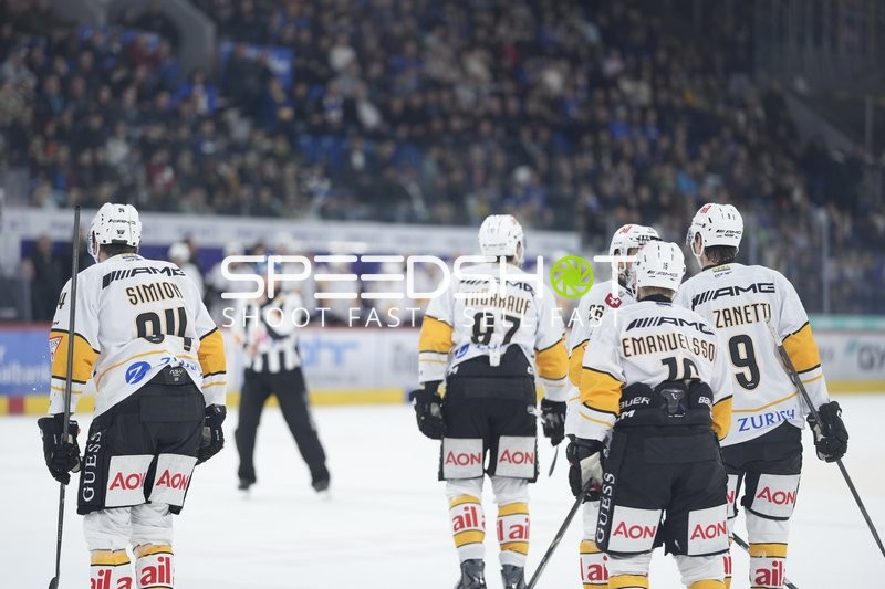 Spieler von EHC Kloten auf dem Eis