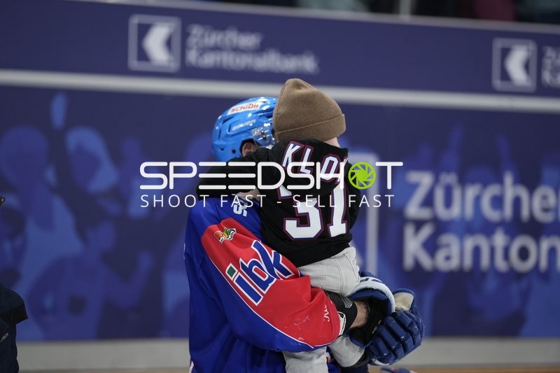 Lukáš Klok (31; EHC Kloten) mit Kind in der Swiss Arena