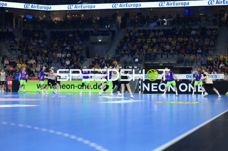 Szene mit Tim Nothdurft (28; Rhein Neckar Löwen) und Team Bergischer HC