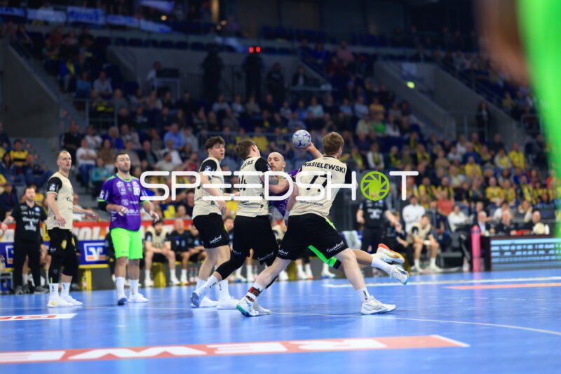 Szene mit Fynn Hangstein (10; Bergischer HC) und Jannik Kohlbacher (80; Rhein Neckar Löwen)