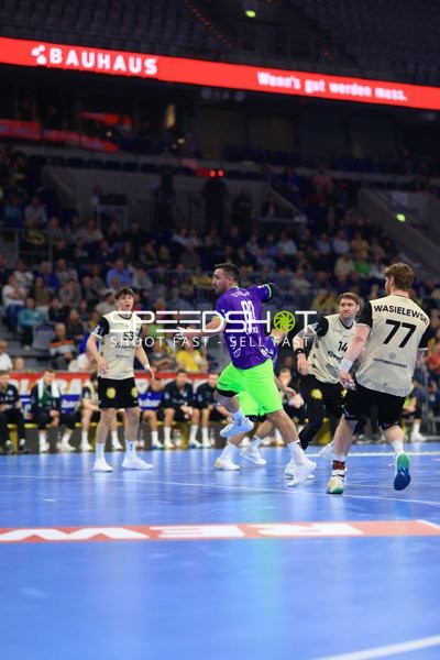 Szene mit Sören Steinhaus (53; Bergischer HC) und Gerdas Babarskas (14; Bergischer HC)