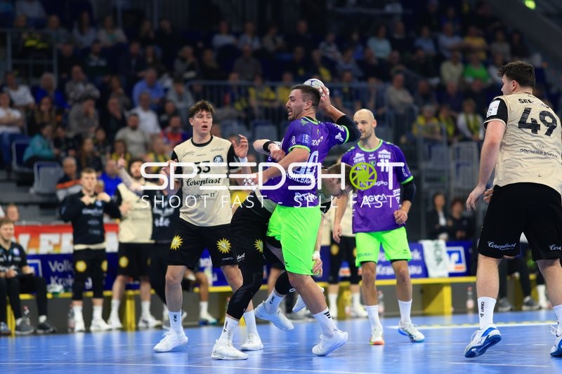 Szene mit Jannik Kohlbacher (80; Rhein Neckar Löwen) und Sören Steinhaus (53; Bergischer HC)