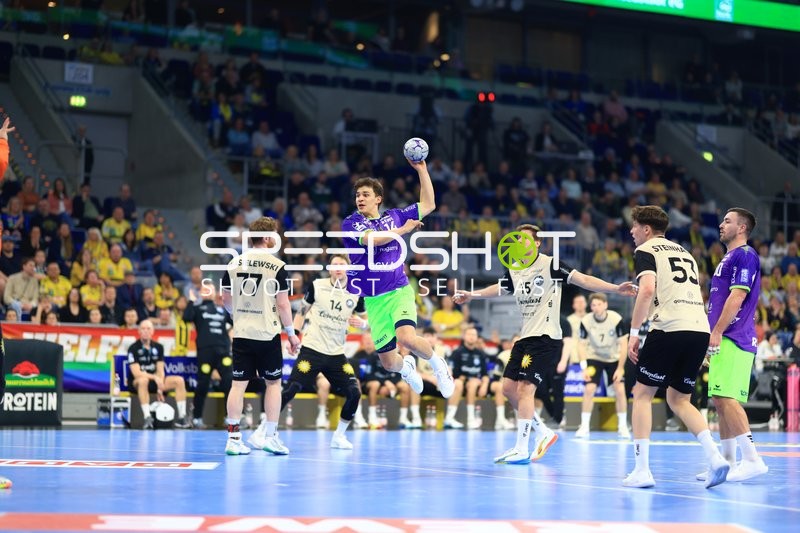 Szene mit Gino Steenaerts (14; Rhein Neckar Löwen) und Jannik Kohlbacher (80; Rhein Neckar Löwen)