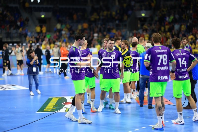 Szene mit Jannik Kohlbacher (80; Rhein Neckar Löwen) und Mathias Larson (4; Rhein Neckar Löwen)