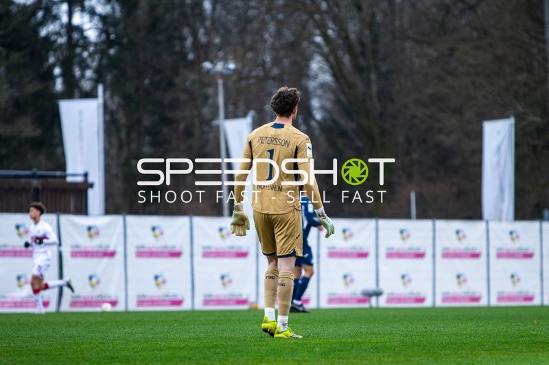 Torwart Lukas Petersson (1; TSG Hoffenheim II) in Aktion