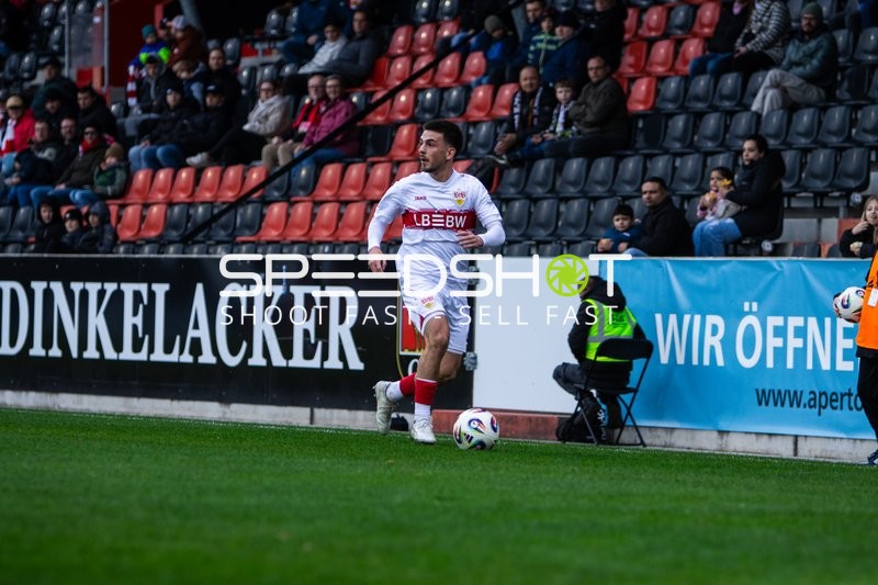 Spieler mit Ball am Flügel