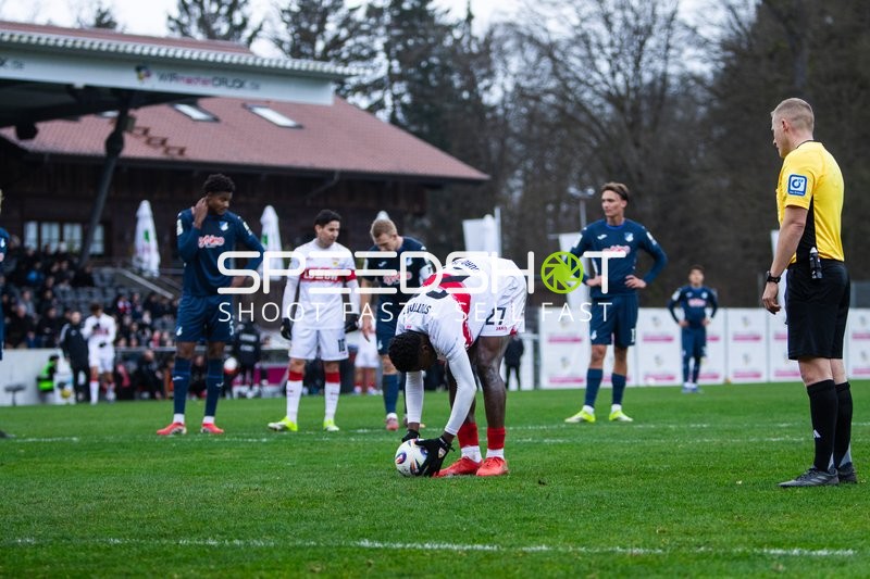Freistoßvorbereitung auf dem Feld