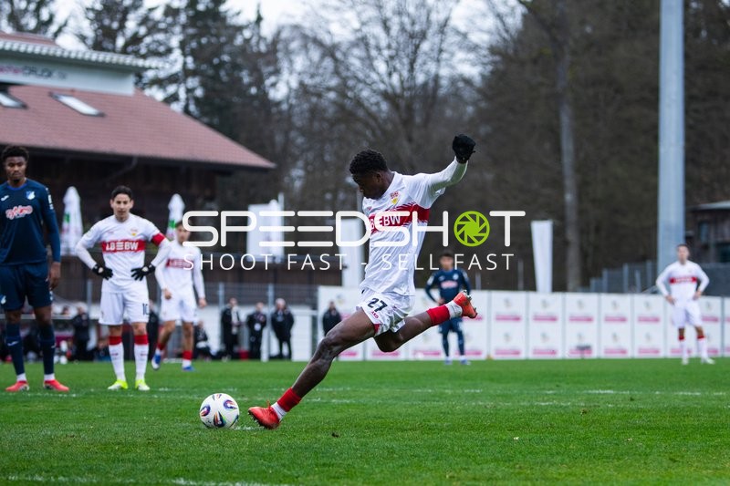 Schuss von Mansour Ouro-Tagba (27; VfB Stuttgart II)