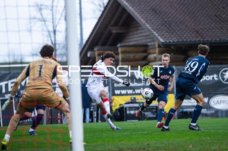 Ballaktion mit Valentin Lässig (6; TSG Hoffenheim II) und Noah Darvich (31; VfB Stuttgart II)