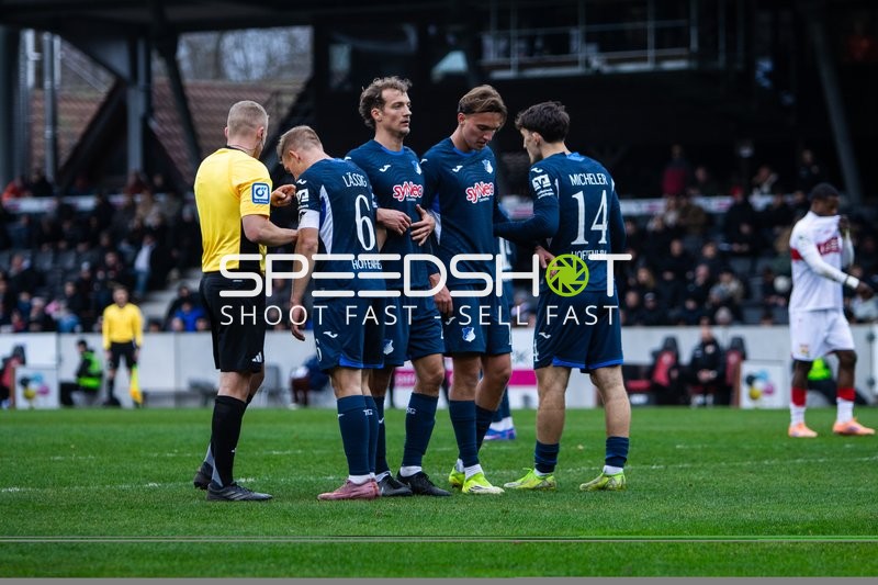 Diskussion mit Schiedsrichter