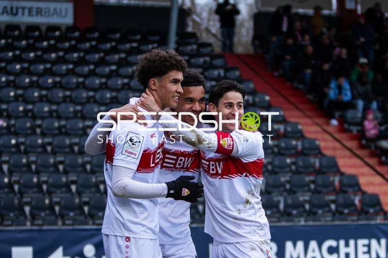 Spieler feiern gemeinsam