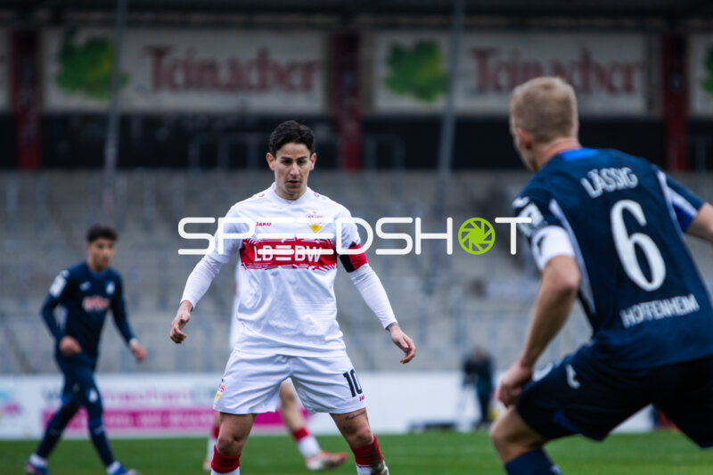 Ballkontrolle von Nicolás Sessa (10; VfB Stuttgart II)