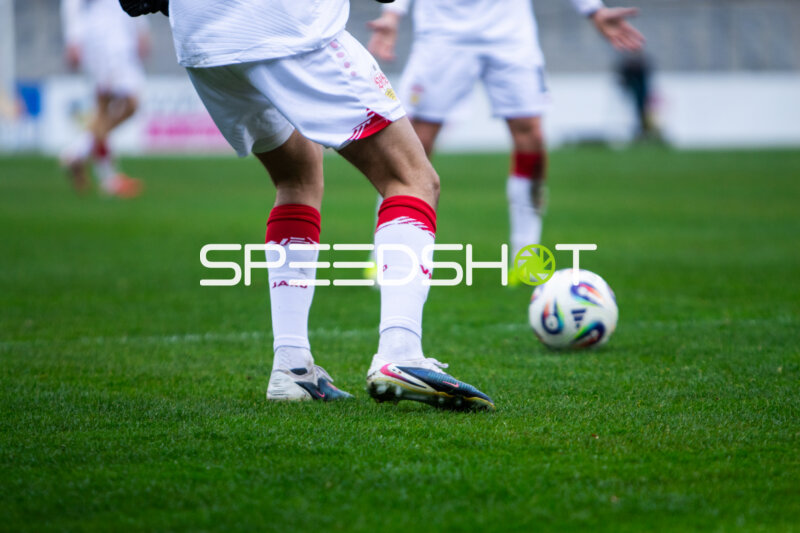 Spieler von VfB Stuttgart II mit Ball