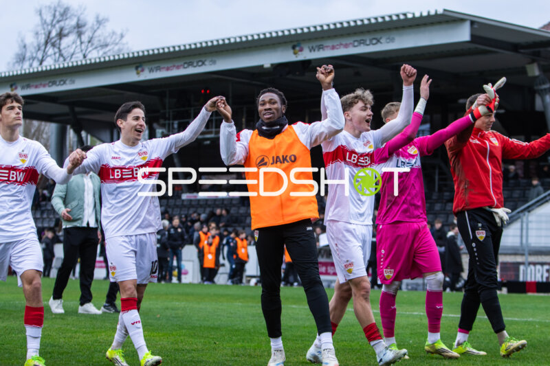 Spieler feiern gemeinsam