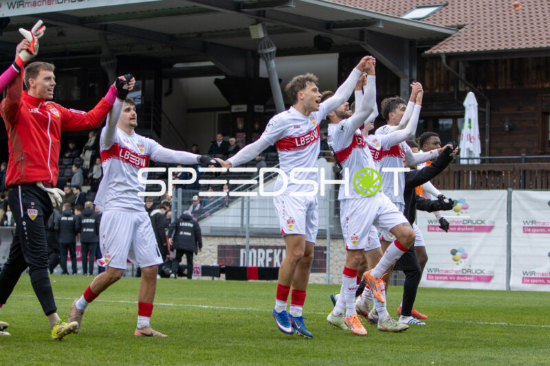 Spieler feiern gemeinsam