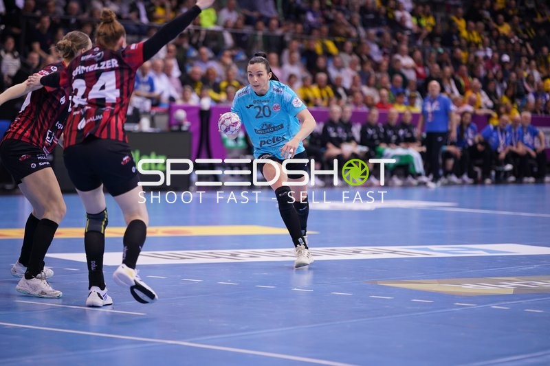 Szene mit Jana Scheib (20; Thüringer HC) und Gegnerinnen