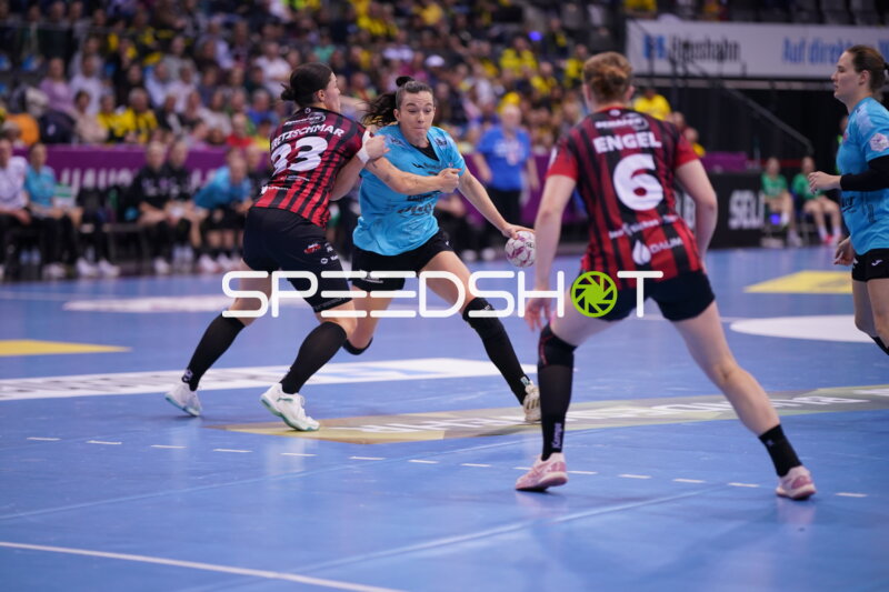 Szene mit Jana Scheib (20; Thüringer HC) und Csenge Kuczora (59; Thüringer HC)