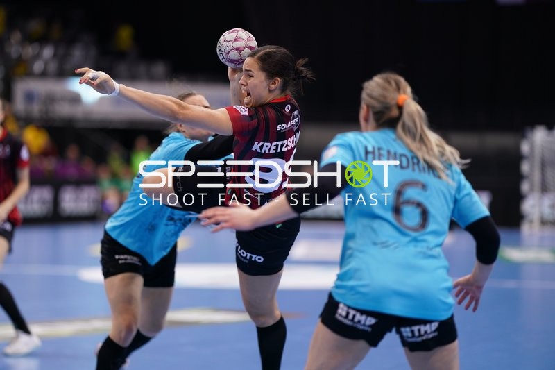 Szene mit Lucie-Marie Kretzschmar (33; HSG Bensheim/Auerbach) und Nathalie Hendrikse (6; Thüringer HC)