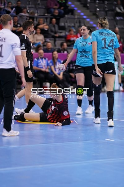 Szene mit 14; HSG Bensheim/Auerbach und Josefine Hanfland (57; Thüringer HC)
