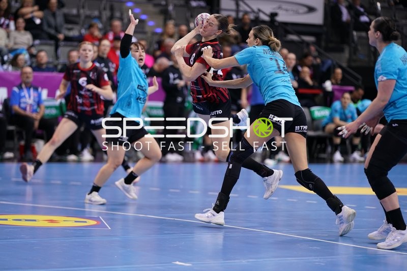 Szene mit Lena Sophia Degenhardt (8; HSG Bensheim/Auerbach) und Natsuki Aizawa (23; Thüringer HC)