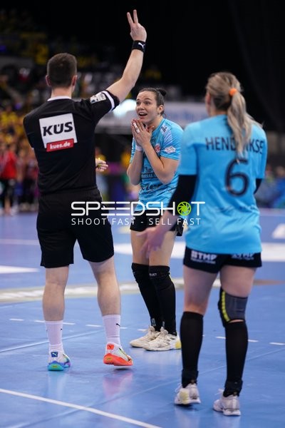 Szene mit Nathalie Hendrikse (6; Thüringer HC) und Spieler von Team Thüringer HC