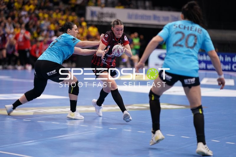 Szene mit Josefine Hanfland (57; Thüringer HC) und Lena Sophia Degenhardt (8; HSG Bensheim/Auerbach)