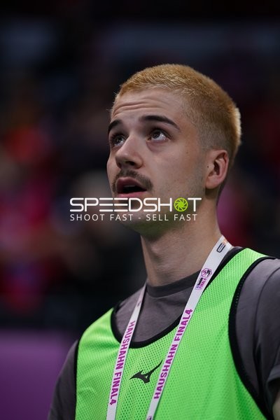 Person mit Ausweisband