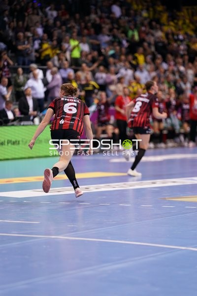 Szene mit 6; HSG Bensheim/Auerbach und Lena Sophia Degenhardt (8; HSG Bensheim/Auerbach)