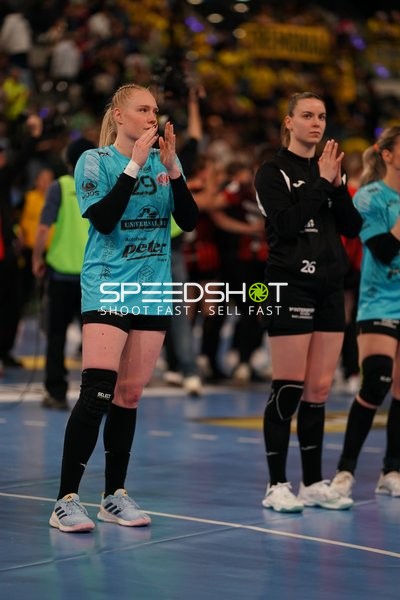 Szene mit Johanna Reichert (29; Thüringer HC) und 26; HSG Bensheim/Auerbach