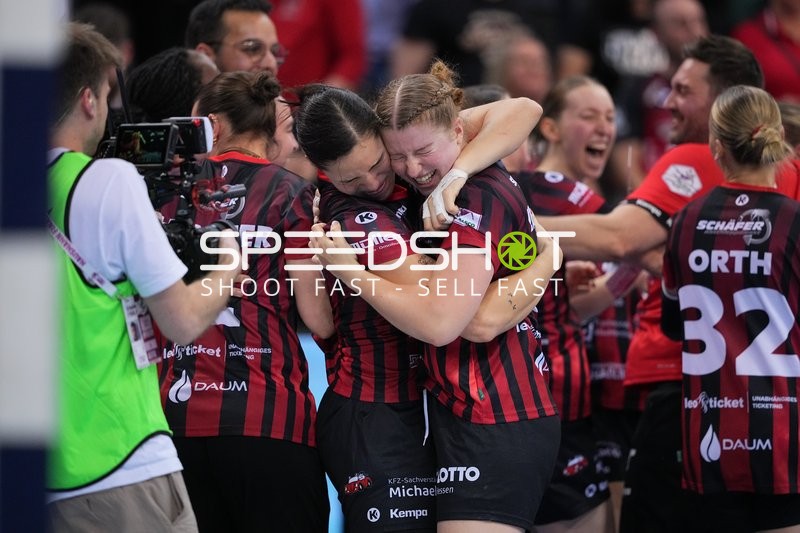 Jubel mit Matilda Ehlert (10; HSG Bensheim/Auerbach) und Nina Engel (8; HSG Bensheim/Auerbach)