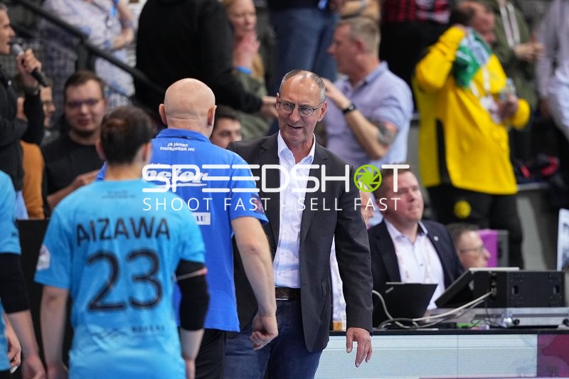 Trainer und Spieler von Thüringer HC