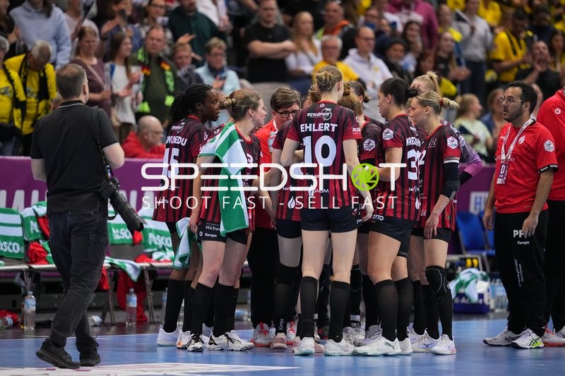 Szene mit Ndidi-Silvia Agwunedu (15; HSG Bensheim/Auerbach) und Teamkollegen