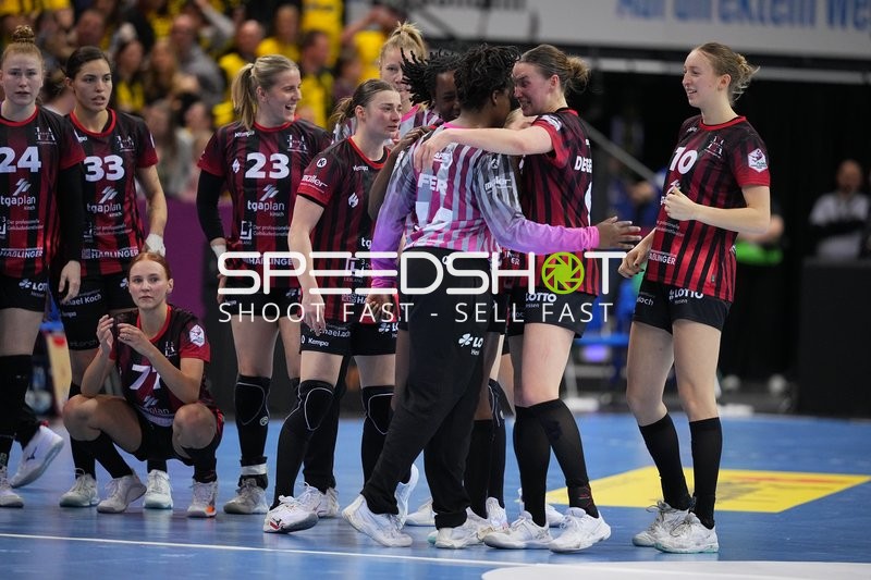 Szene mit Helen van Beurden (36; HSG Bensheim/Auerbach) und Teamkollegen