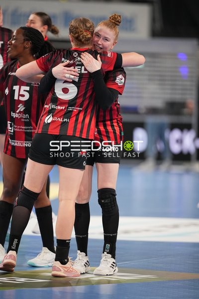 Jubel mit 6; HSG Bensheim/Auerbach und Ndidi-Silvia Agwunedu (15; HSG Bensheim/Auerbach)