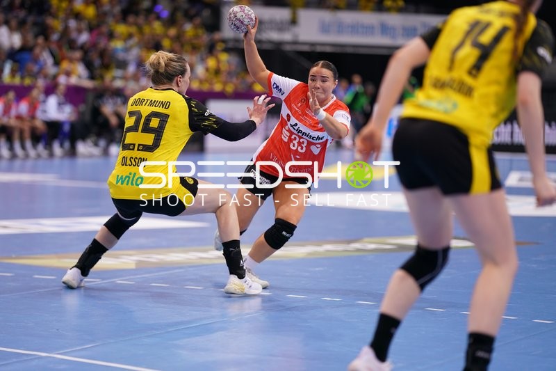 Szene mit Elin Rosa Magnusdottir (33; HSG Blomberg-Lippe) und Emma Olsson (29; Borussia Dortmund)