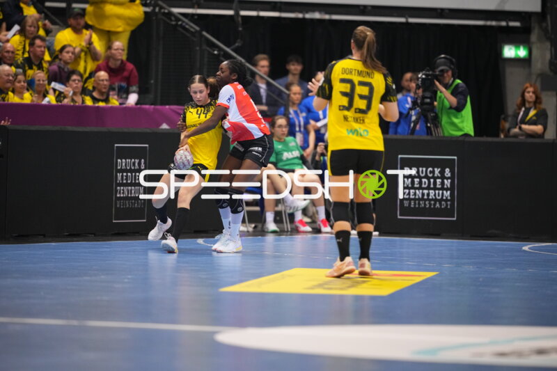 Szene mit Farrelle Njinkeu (55; HSG Blomberg-Lippe) und Lara Egeling (44; Borussia Dortmund)