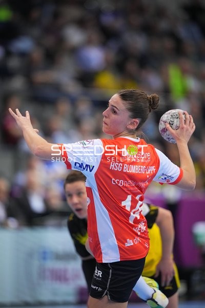 Szene mit Ona Vegue (14; HSG Blomberg-Lippe)