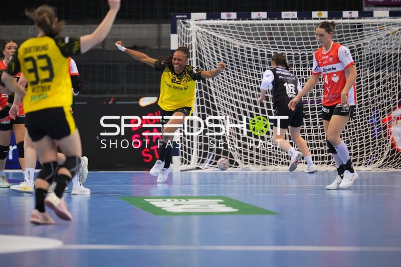 Szene mit Andrea Jacobsen (4; HSG Blomberg-Lippe), Elin Rosa Magnusdottir (33; HSG Blomberg-Lippe) und Déborah Lassource (22; Borussia Dortmund)