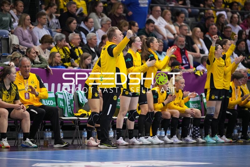 Szene mit {10760_?} und Teamkollegen