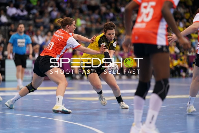 Szene mit Alina Grijseels (4; Borussia Dortmund) und Farrelle Njinkeu (55; HSG Blomberg-Lippe)