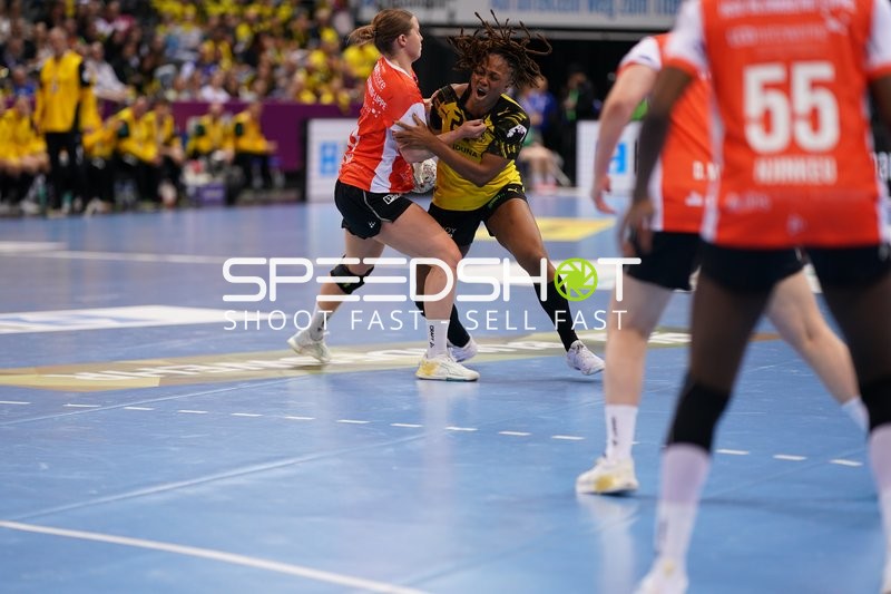 Szene mit Déborah Lassource (22; Borussia Dortmund) und Farrelle Njinkeu (55; HSG Blomberg-Lippe)