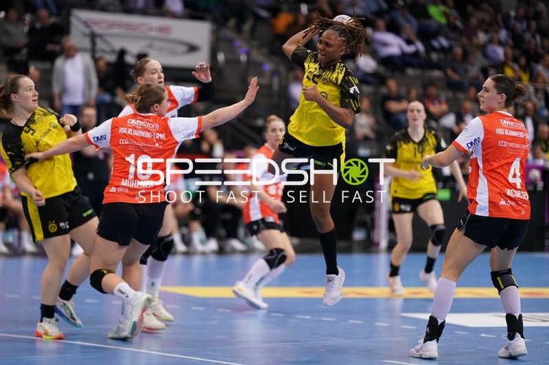 Szene mit Déborah Lassource (22; Borussia Dortmund) und Nieke Kühne (9; HSG Blomberg-Lippe)