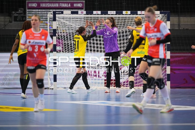 Szene mit Sarah Wachter (12; Borussia Dortmund)