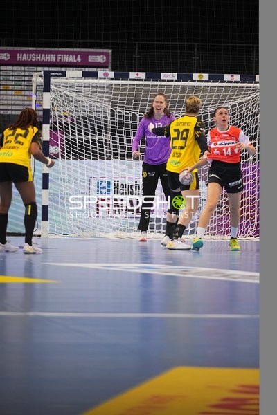 Szene mit Ona Vegue (14; HSG Blomberg-Lippe), Judith Tietjen (22; HSG Blomberg-Lippe) und Marie Michalczik (24; HSG Blomberg-Lippe)